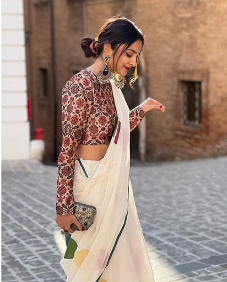 Beige Ethnic Motif Linen Cotton Saree with Teal Contrast Border – Sanskriti Saree