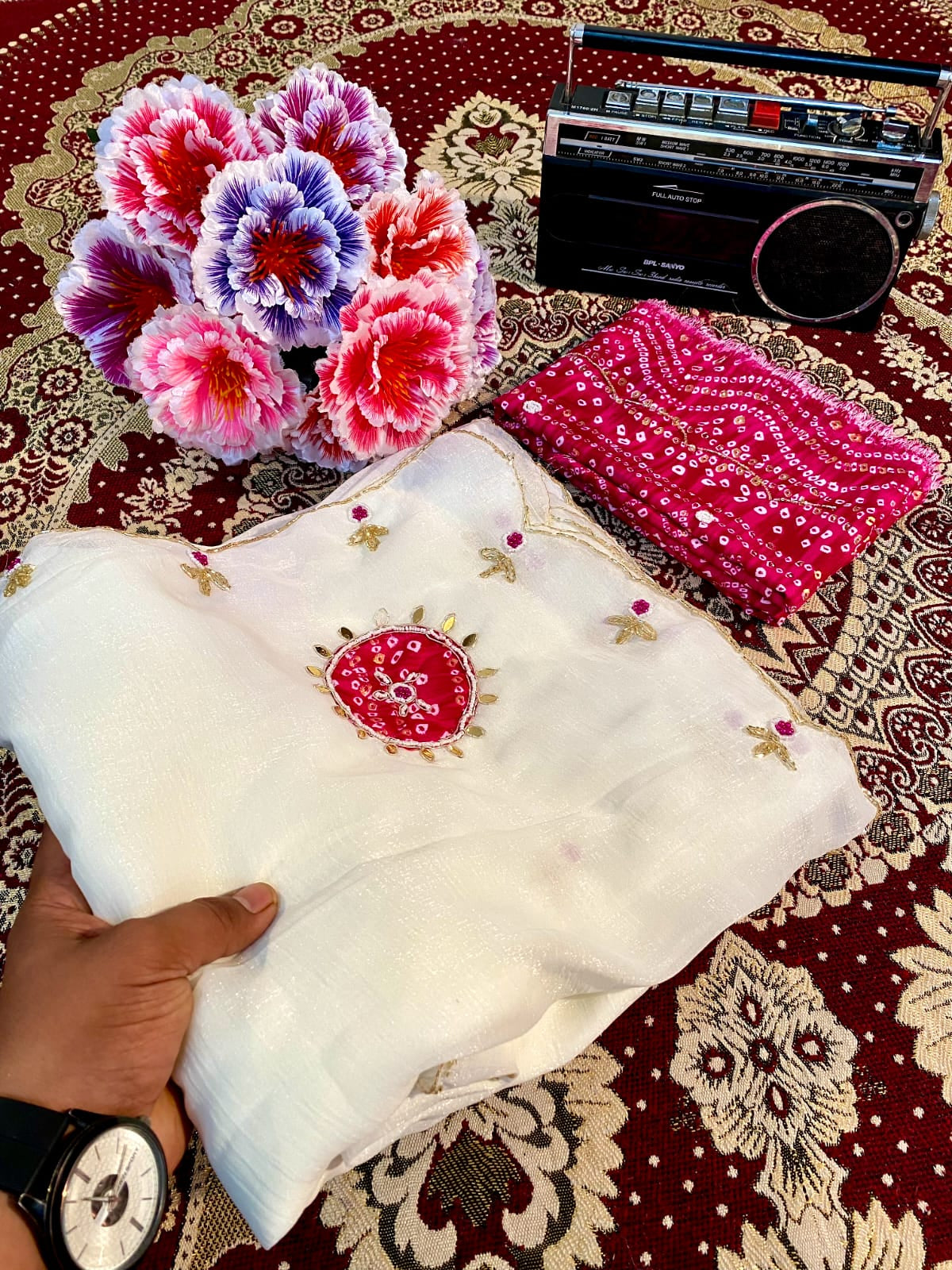 Crunchy Fabric Saree with Mirror Butti & Bandhani Print Blouse