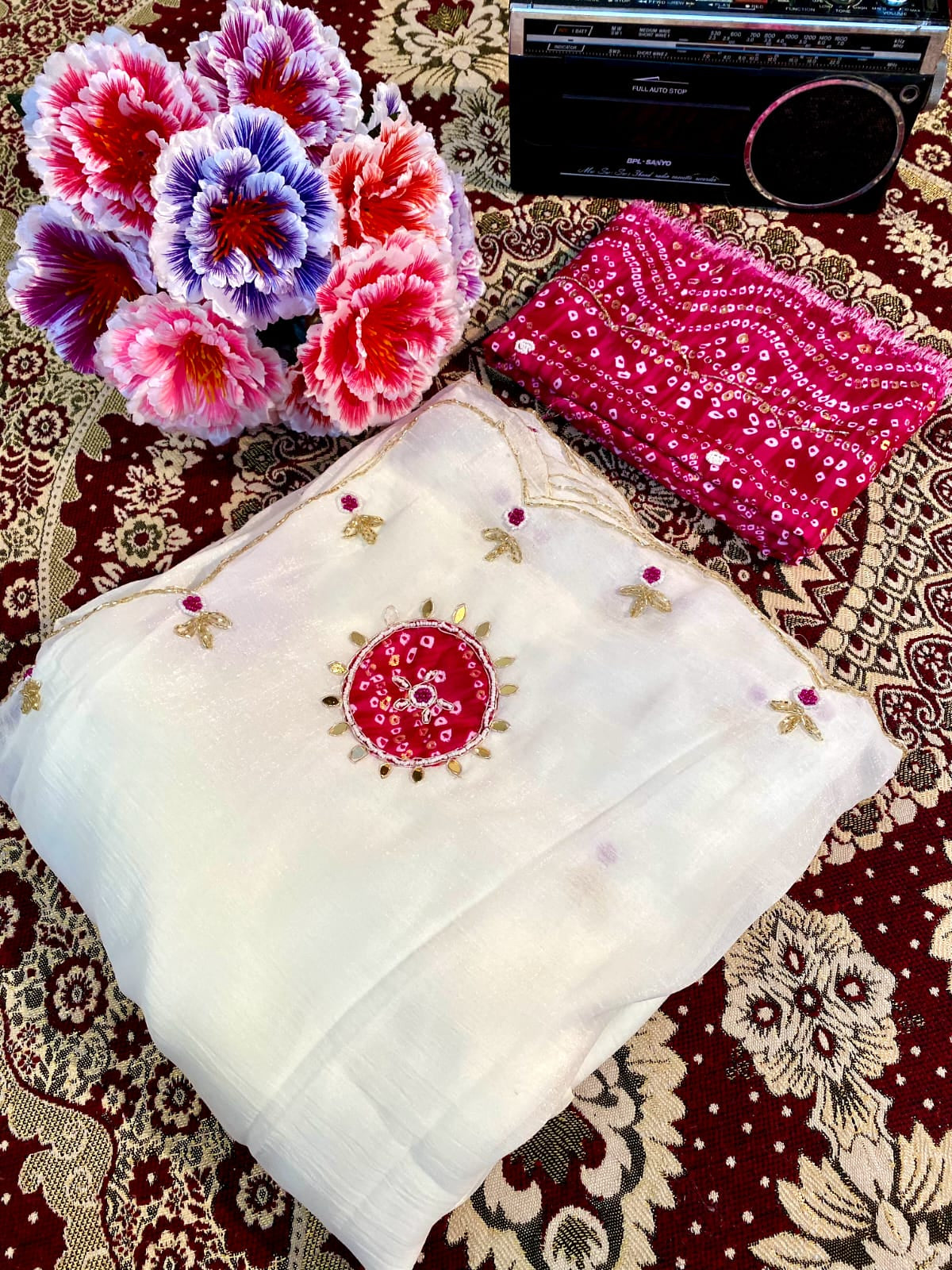 Crunchy Fabric Saree with Mirror Butti & Bandhani Print Blouse
