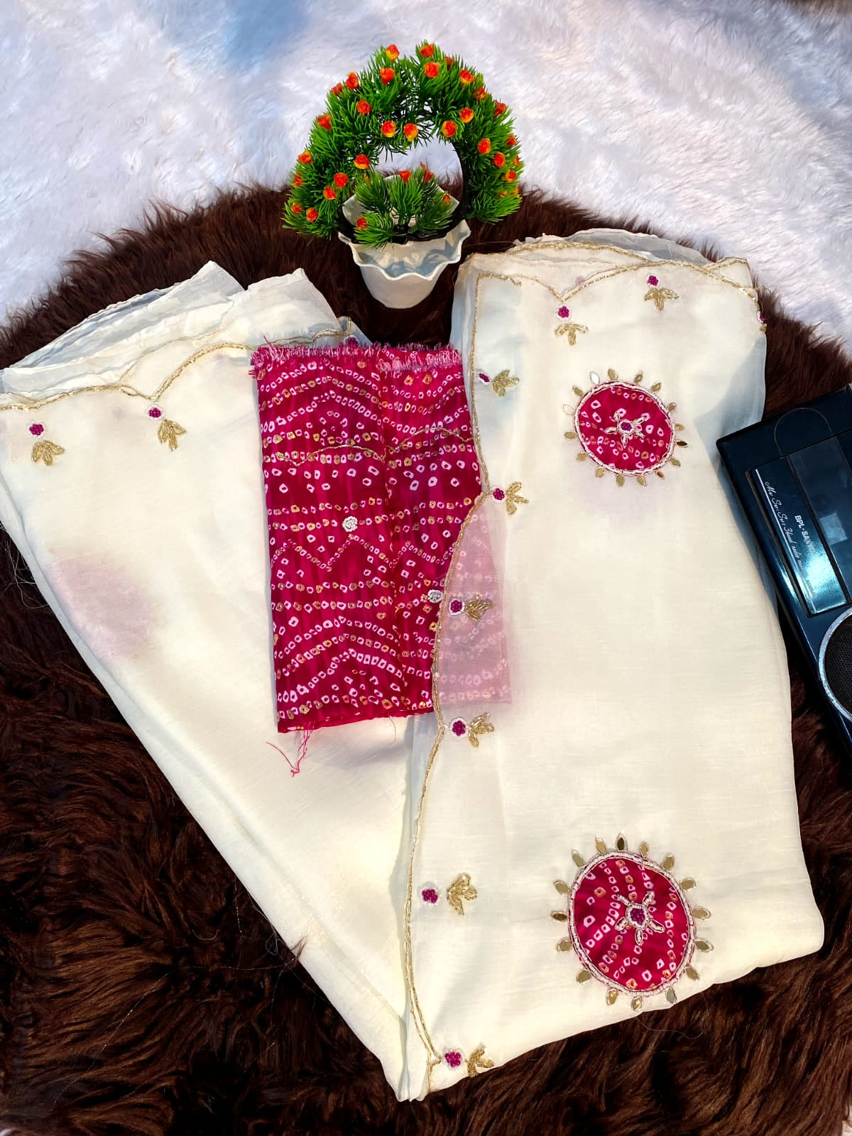 Crunchy Fabric Saree with Mirror Butti & Bandhani Print Blouse